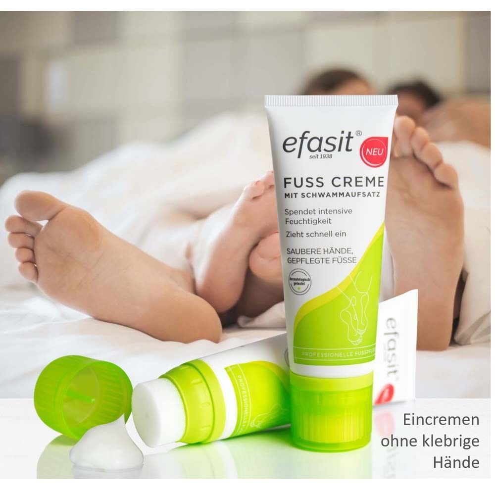 Fußcreme mit Schwammaufsatz und Füße im Bett. Zwei Tuben und ein offener Deckel. Text: Eincremen ohne klebrige Hände.