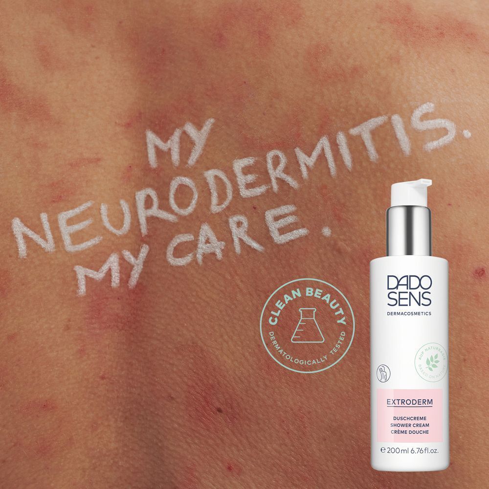 Haut mit Neurodermitis, daneben eine Flasche DADO SENS EXTRODERM Duschcreme und Siegel 'CLEAN BEAUTY'.