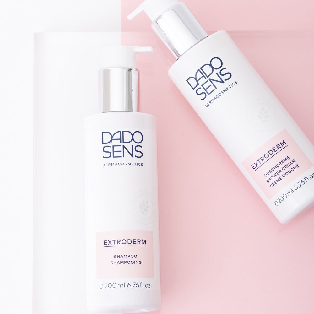 Zwei weiße Flaschen: DADO SENS EXTRODERM Duschcreme und Shampoo, 200ml.