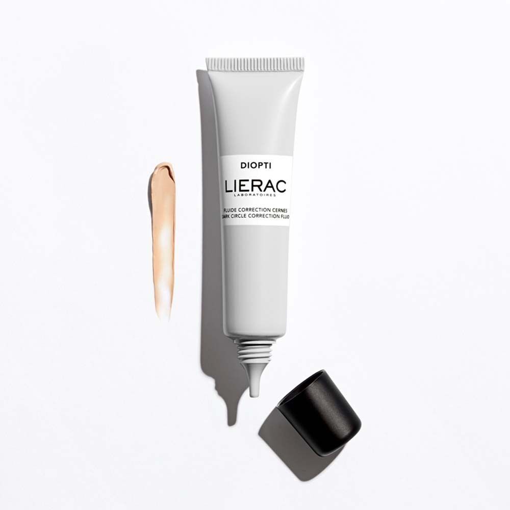 Eine Tube Creme, weiß, mit schwarzem Verschluss. Daneben ein Klecks Creme. Aufschrift: DIOPTI, LIERAC, Fluide Correction Cernes, Dark Circle Correction Fluid.