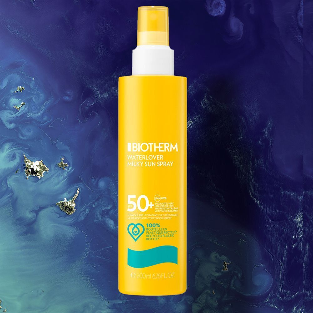 Gelbe Sonnenspray-Flasche mit Sprühkopf. Aufschrift: BIOTHERM Waterlover Milky Sun Spray LSF 50+. Hintergrund: blaues Wasser.