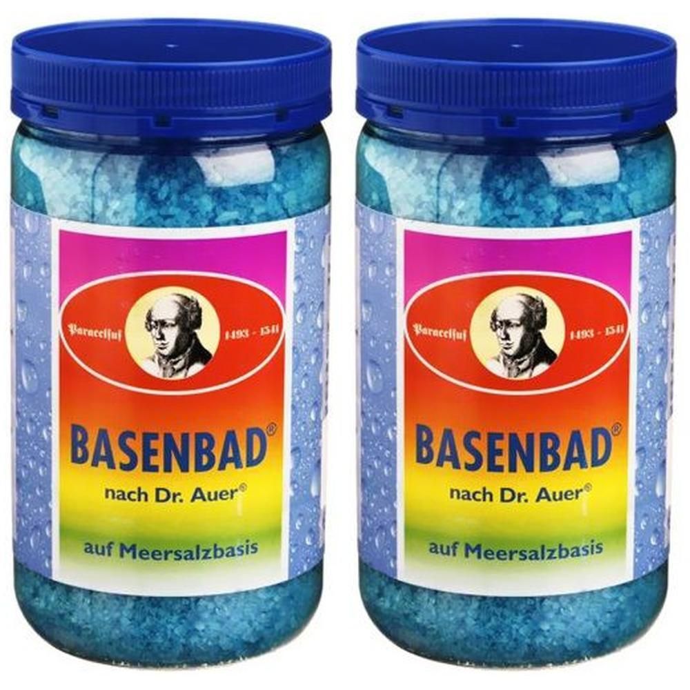 Zwei Gläser mit blauem Badesalz. Auf dem Etikett steht "BASENBAD nach Dr. Auer" und "auf Meersalzbasis". Blaue Deckel.