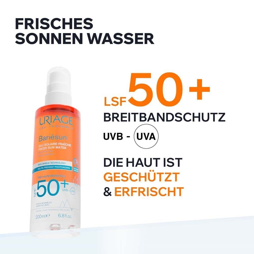 URIAGE Bariesun Fresh Sun Water SPF 50+ Spray. Orangefarbene Flüssigkeit, weißer Sprühkopf. Text: LSF 50+, Breitbandschutz.