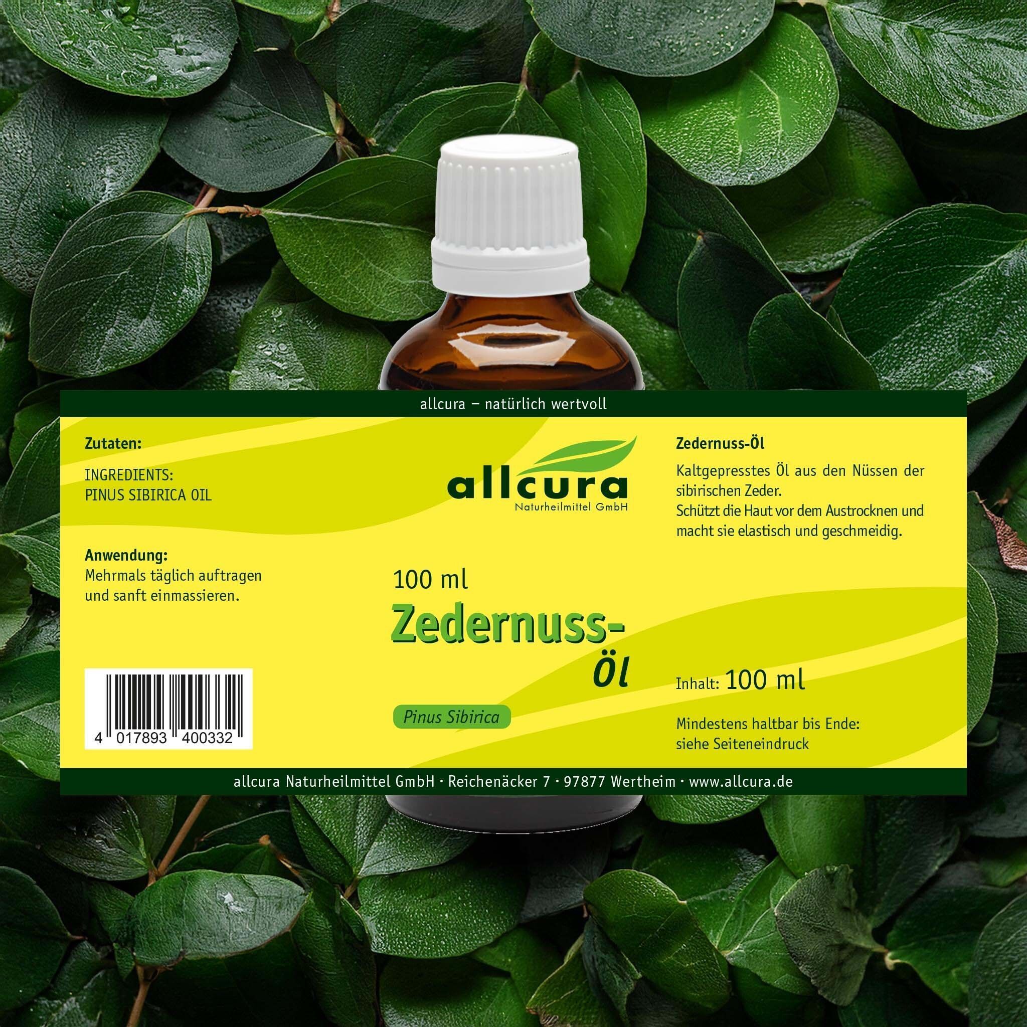 Braune Glasflasche mit weißem Deckel und gelbem Etikett. Aufschrift: ZEDERNUSS ÖL, 100 ml, allcura. Auf grünen Blättern.