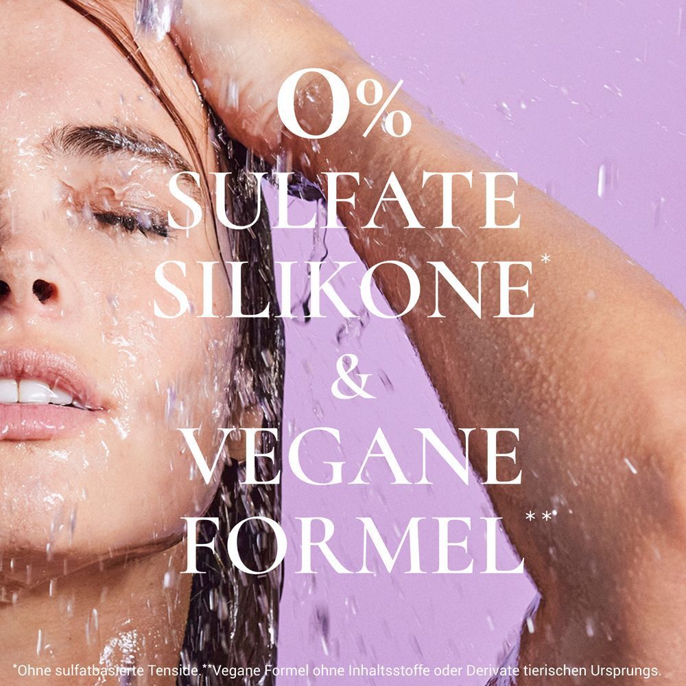 Frau unter der Dusche. Text: 0% Sulfate, Silikone & Vegane Formel.