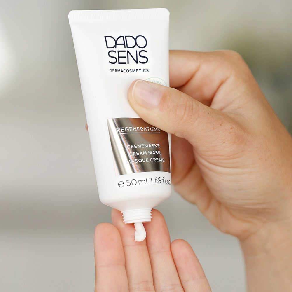 Eine Hand gibt DADO SENS REGENERATION Crememaske auf die andere Hand.