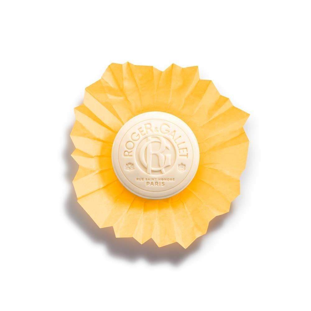 Runde, weiße Seife in gelber Papierverpackung. Das Logo von Roger & Gallet ist auf der Seife zu sehen.