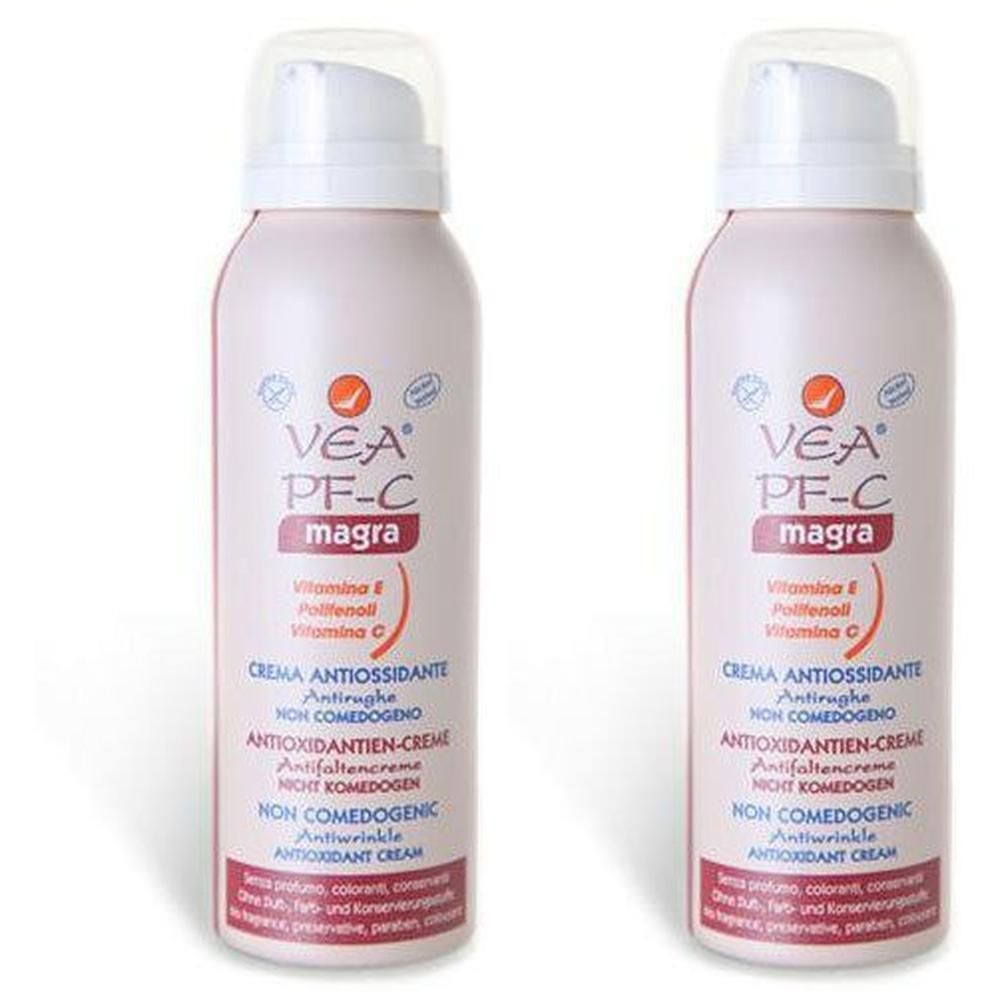 Zwei Flaschen VEA PF-C magra. Rosa Flaschen mit weißem Pumpkopf. Text: CREMA ANTIOSSIDANTE, NON COMEDOGENIC, Vitamin E, C.