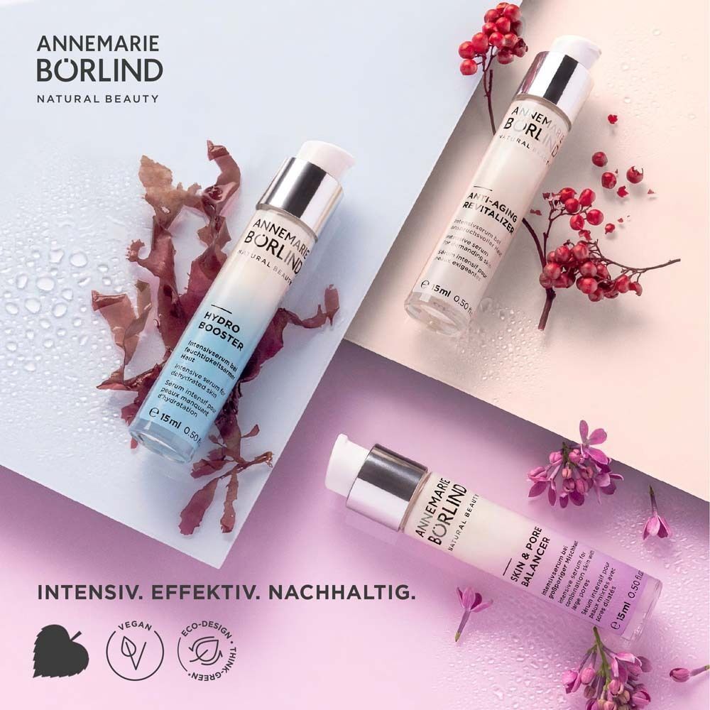 Drei BÖRLIND Flaschen mit Algen und Blüten. Vegan- und Eco-Design-Siegel. Produktnamen sichtbar.