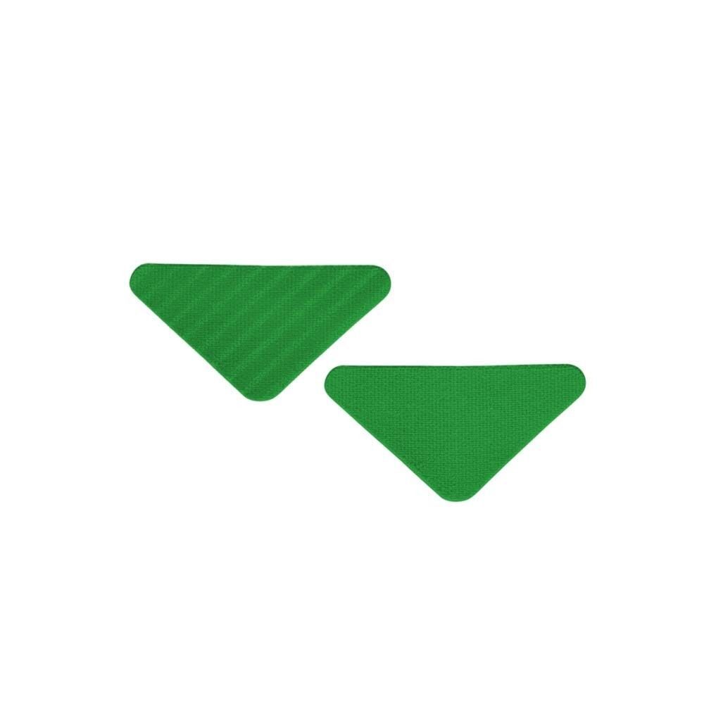 Zwei grüne, dreieckige Gesichtspatches. Geriffelte und glatte Oberflächen.