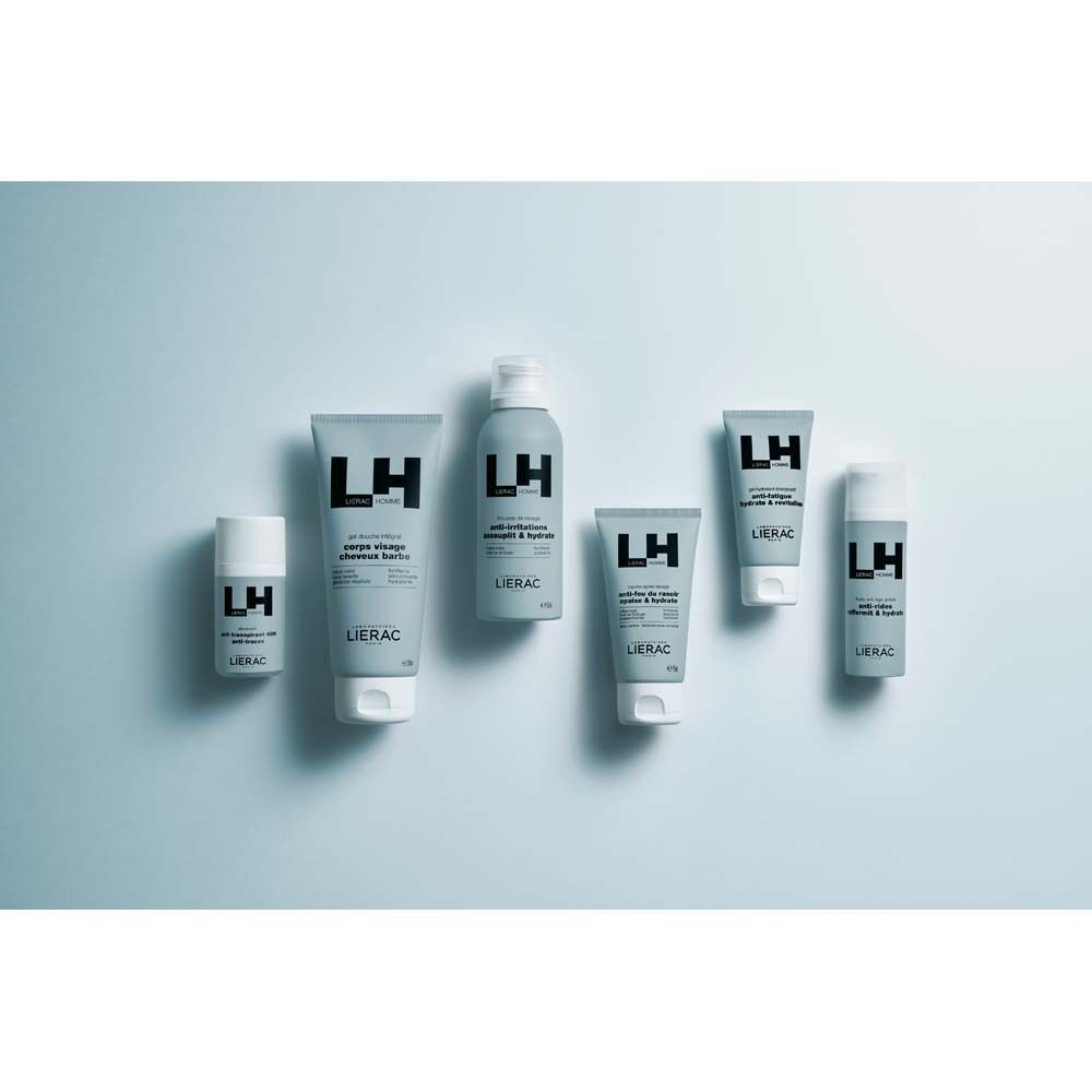 Verschiedene graue Tuben und Flaschen mit weißem Deckel. Aufschrift: LH, LIERAC, HOMME. Produkte für die Gesichtspflege.