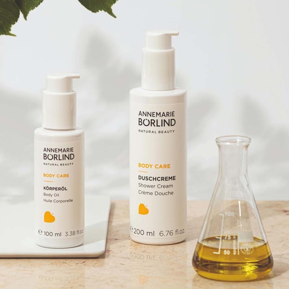Drei Körperpflegeprodukte: Duschcreme (200 ml), Körperöl (100 ml) und ein Becherglas mit Öl.