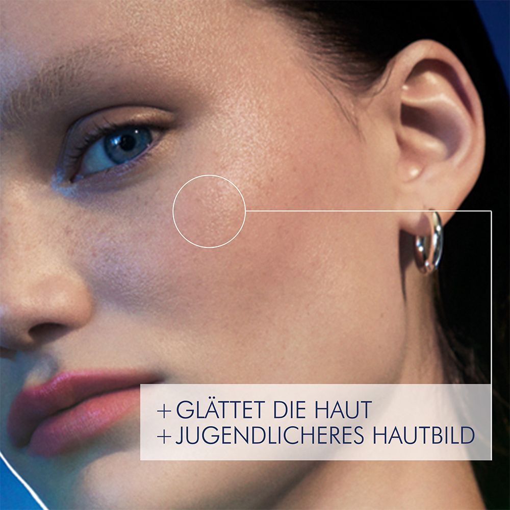 Nahaufnahme eines Gesichts. Text: + GLÄTTET DIE HAUT + JUGENDLICHERES HAUTBILD. Kreisförmige Markierung auf der Haut.