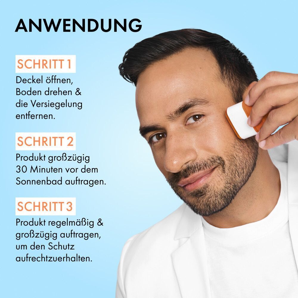 Mann trägt Sonnenschutz auf. Schritt 1: Deckel öffnen. Schritt 2: 30 Minuten vor dem Sonnenbad auftragen.