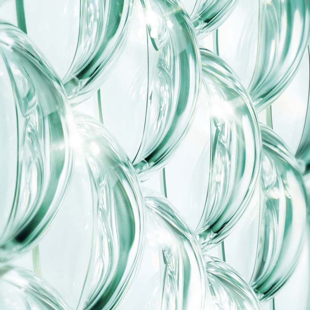 Nahaufnahme von transparenten, tropfenförmigen Objekten. Helle Reflexe.