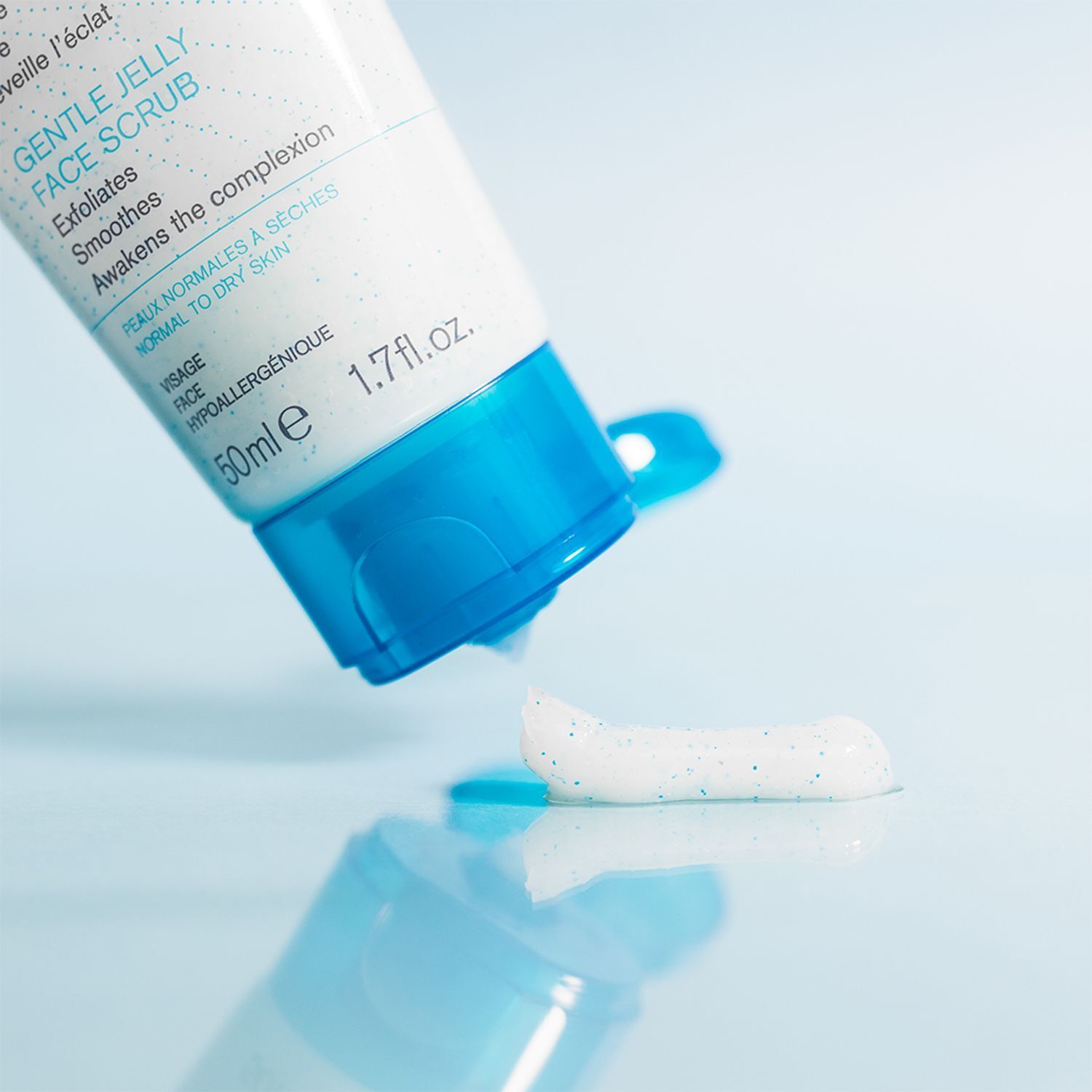 Tube mit blauem Verschluss, Produkt wird herausgedrückt. Aufschrift: URIAGE, GELÉE GOMMANTE DOUCEUR, 50ml, 1.7 fl.oz.