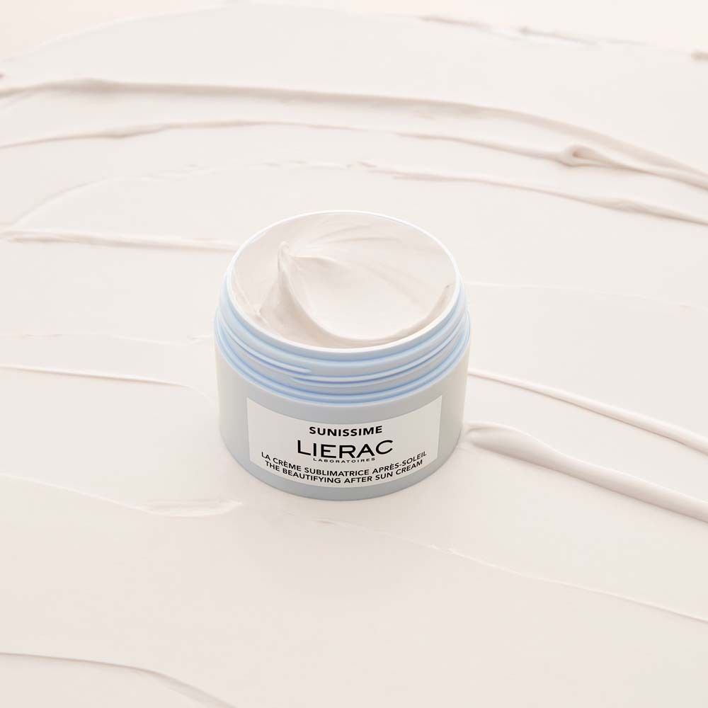 Offener blauer Tiegel mit weißer Creme. Aufschrift: SUNISSIME, LIERAC. Text: La crème sublimatrice après-soleil. The beautifying after sun cream.