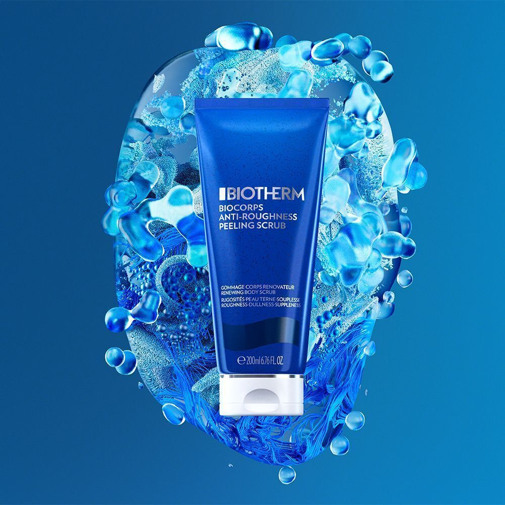 Blaue Tube BIOTHERM Biocorps Anti-Roughness Peeling Scrub vor blauem Hintergrund mit Wasser-Effekt.