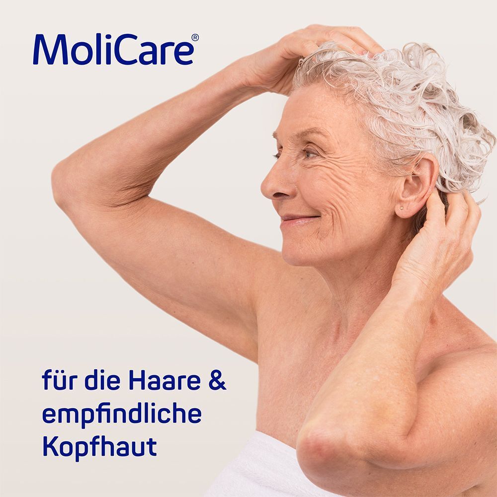 Ältere Frau wäscht sich die Haare. Aufschrift: MoliCare. Für die Haare & empfindliche Kopfhaut.