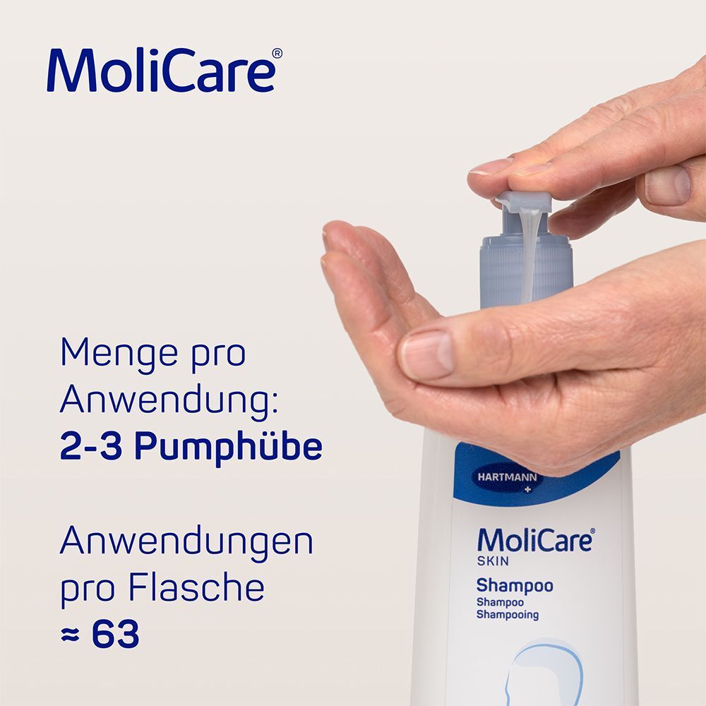 Hand drückt auf Pumpkopf einer Flasche. Aufschrift: MoliCare Skin Shampoo. Menge pro Anwendung: 2-3 Pumphübe. Anwendungen pro Flasche ≈ 63.
