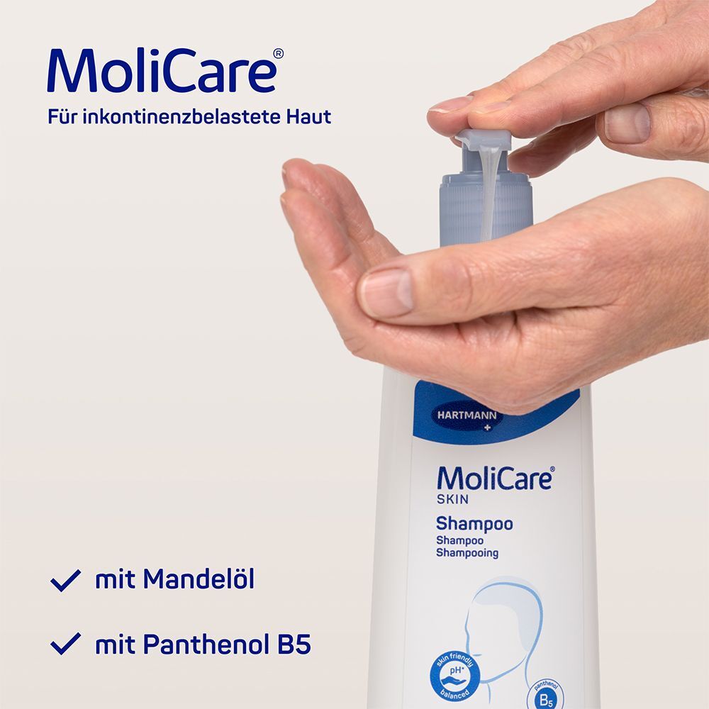 Hand drückt auf Pumpkopf einer Flasche. Aufschrift: MoliCare Skin Shampoo. Für inkontinenzbelastete Haut. Mit Mandelöl. Mit Panthenol B5.