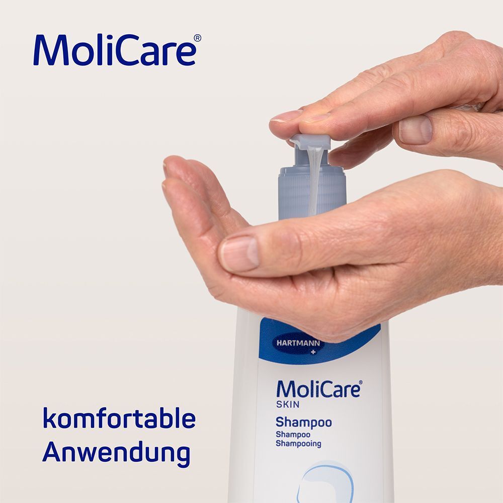 Hand drückt auf Pumpkopf einer Flasche. Aufschrift: MoliCare Skin Shampoo. Komfortable Anwendung.