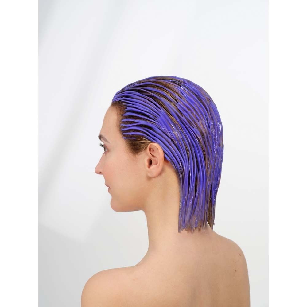 Profil einer Person mit violett gefärbtem Haar. Der Hintergrund ist weiß.
