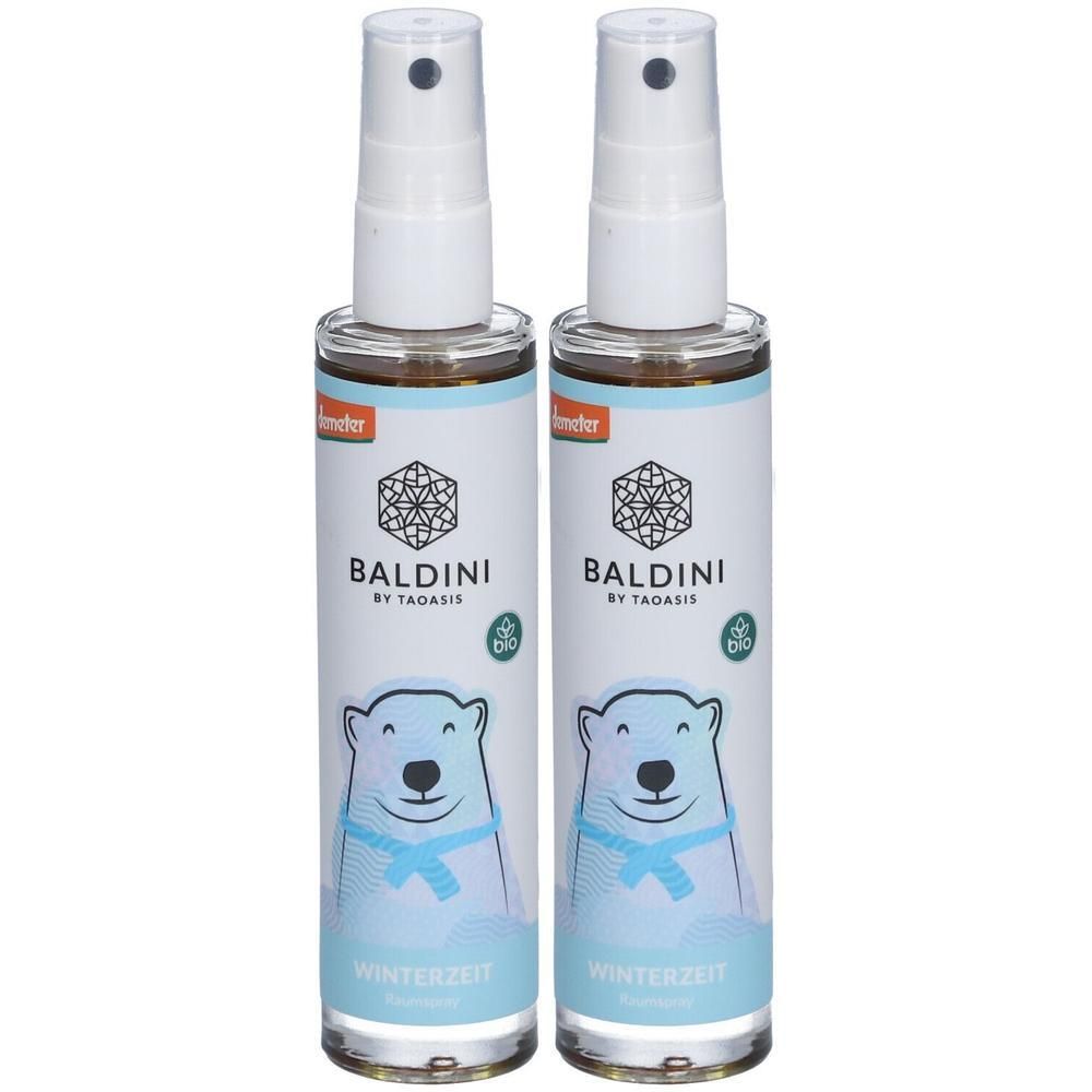 Zwei Sprühflaschen mit weißem Sprühkopf. Aufschrift BALDINI, Logo und Eisbär-Illustration. Winterzeit-Label.