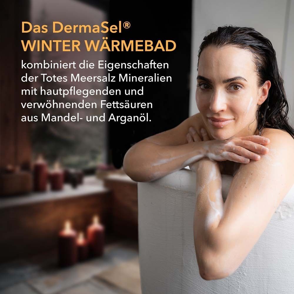 Frau im Bad. Sie lehnt sich an den Wannenrand. Aufschrift: Das DermaSel® WINTER WÄRMEBAD.