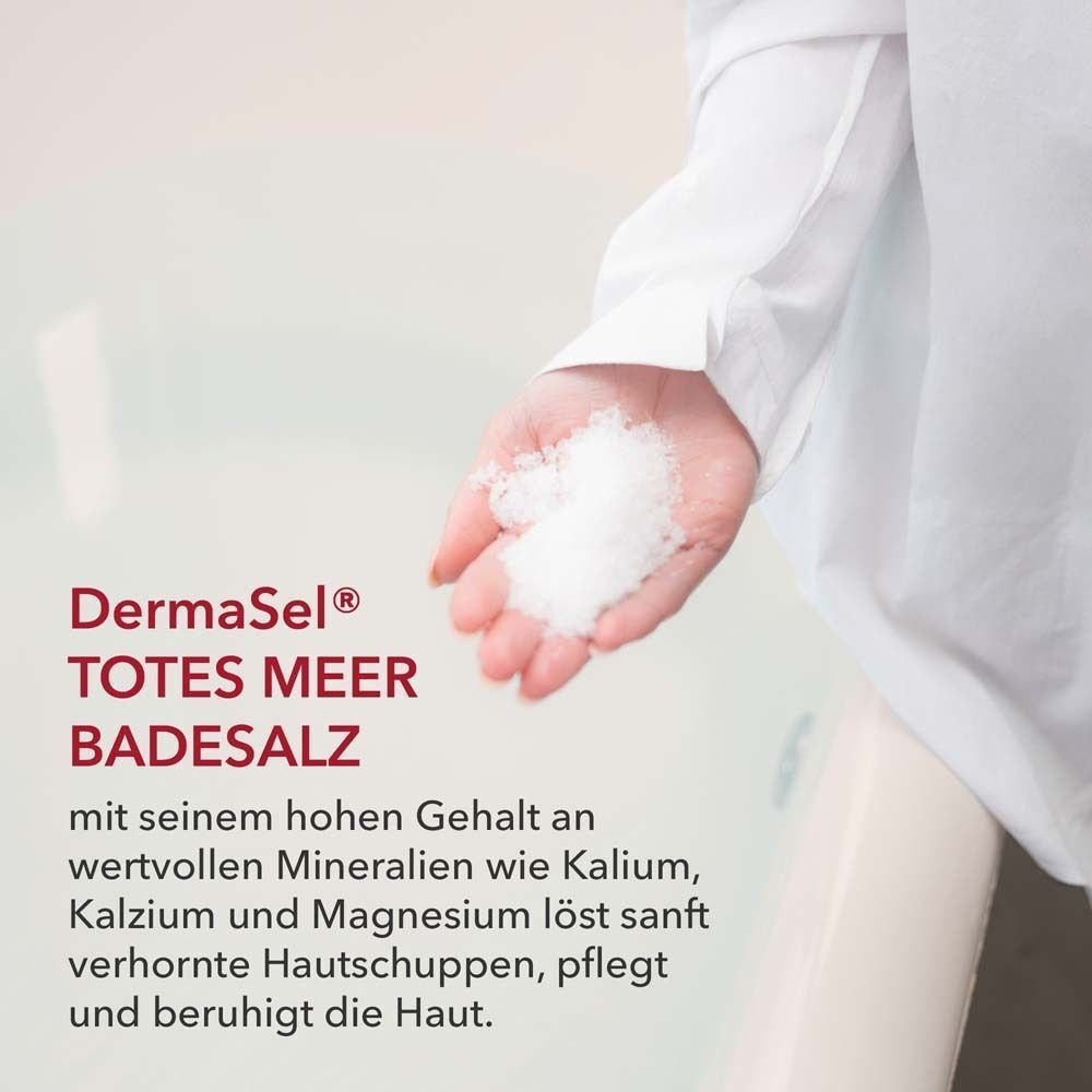 Hand hält Badesalz. Aufschrift: DermaSel® TOTES MEER BADESALZ. Text: Mit hohem Gehalt an wertvollen Mineralien.