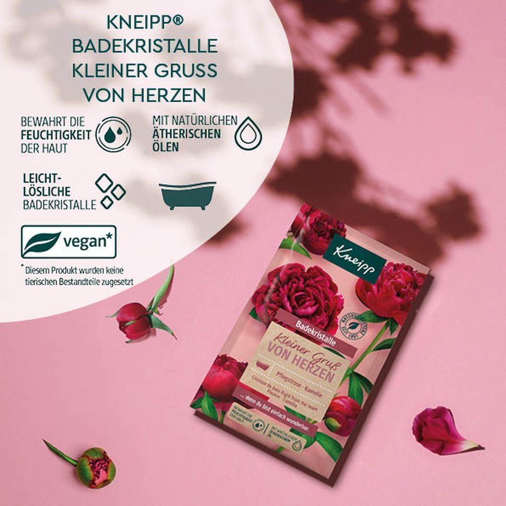 Produktverpackung mit Blüten und Text: Kneipp, Badekristalle, Kleiner Gruß von Herzen, vegan. Weitere Elemente: Badewanne.