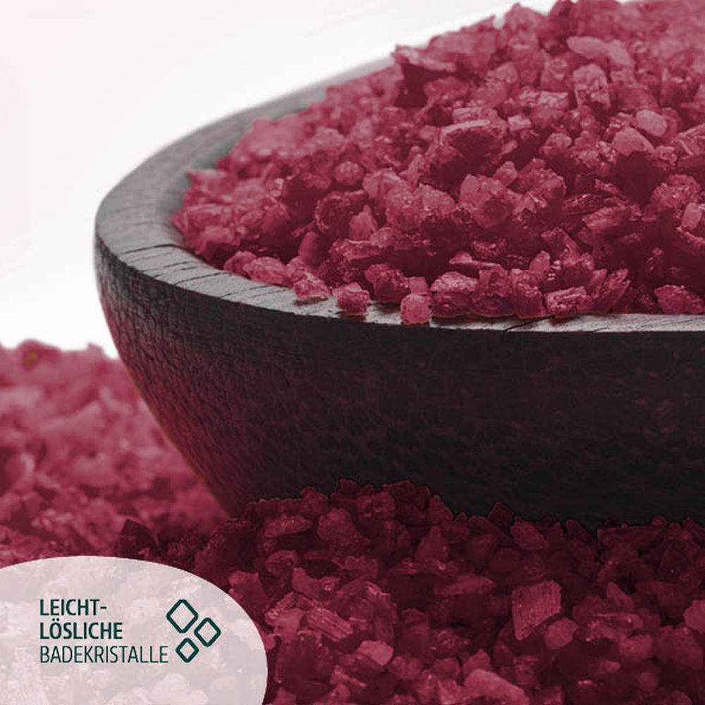 Rote Badekristalle in einer Holzschale. Text: Leicht-lösliche Badekristalle.