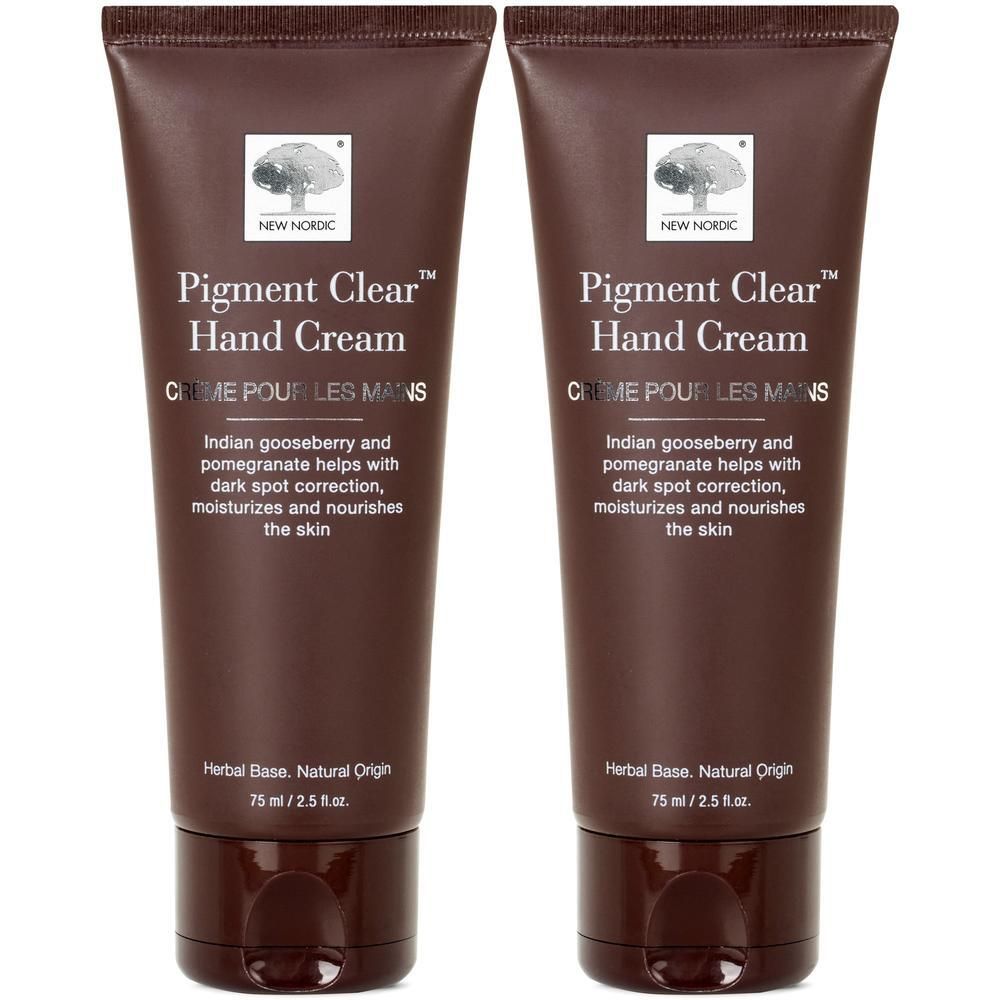 Zwei Tuben Handcreme. Aufschrift: Pigment Clear Hand Cream. Enthält indische Stachelbeere und Granatapfel. Braune Tube mit braunem Deckel.