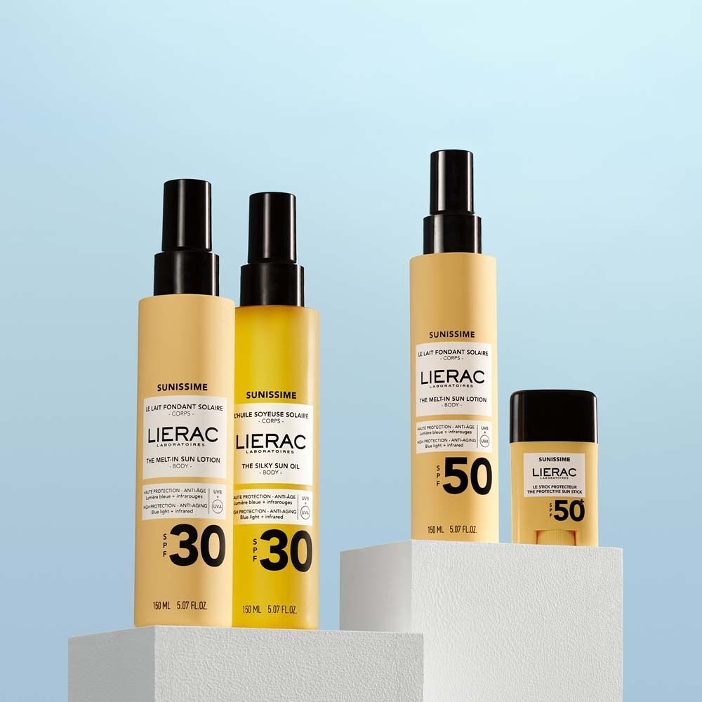 Drei Flaschen und ein Stick Sonnencreme. Aufschrift: LIERAC, Sunissime, LSF 30 und 50.