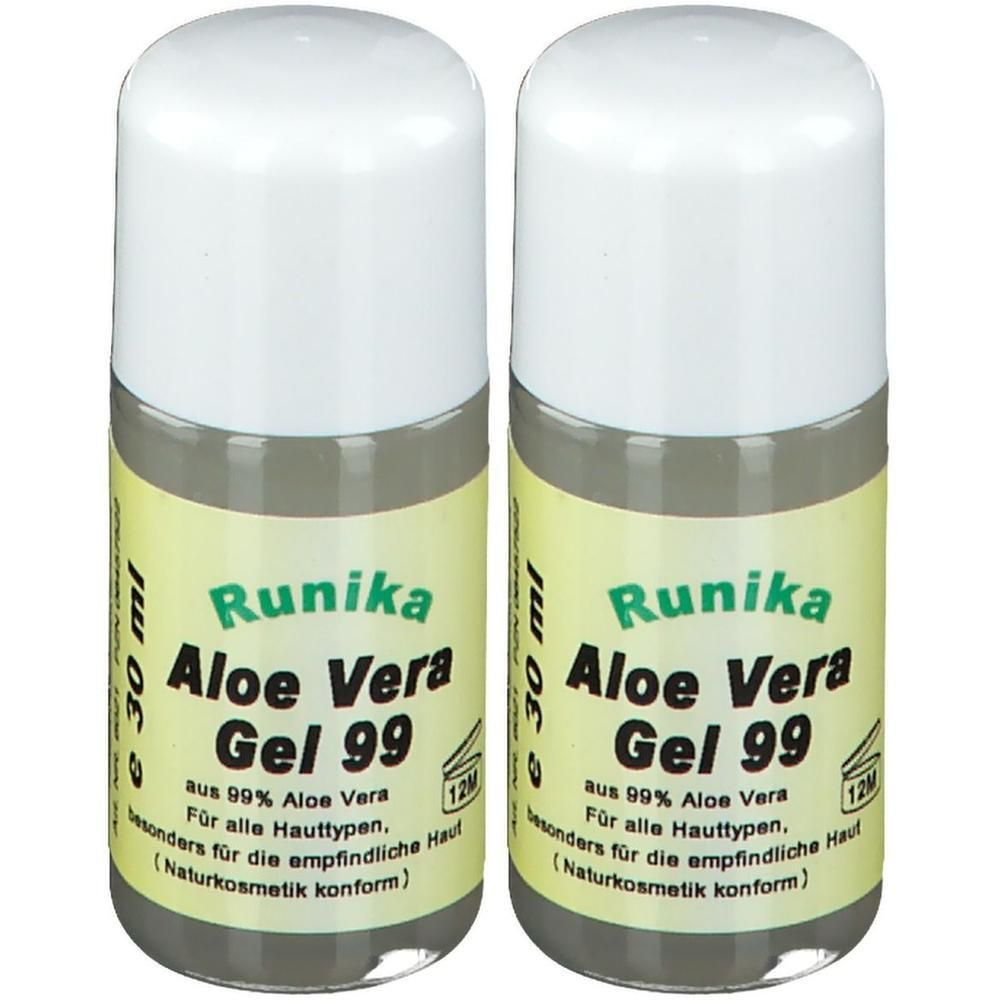 Zwei Flaschen Aloe Vera Gel 99 von Runika. Weiße Kappe, gelbes Etikett mit grüner Schrift. Text: 99% Aloe Vera, für alle Hauttypen.