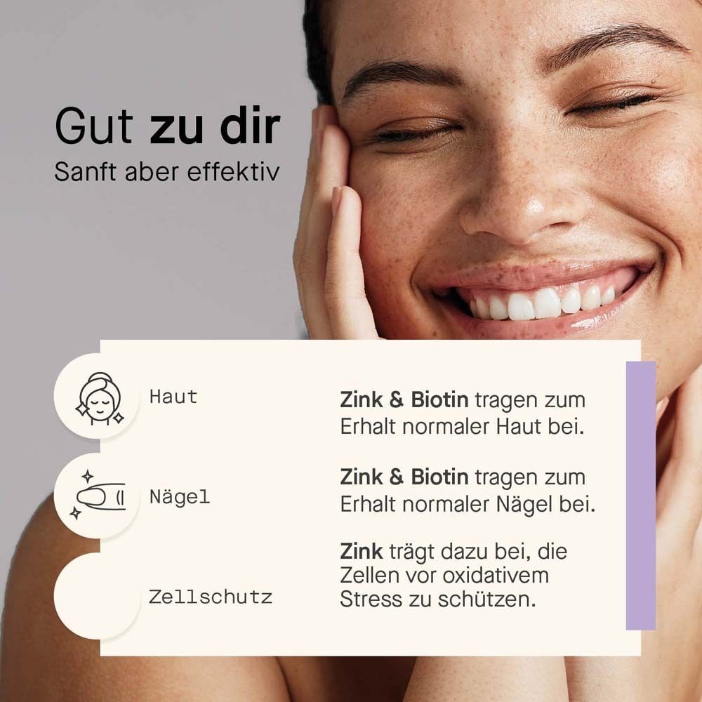 Frau berührt ihr Gesicht. Text: Zink & Biotin für Haut und Nägel. Zink schützt Zellen.
