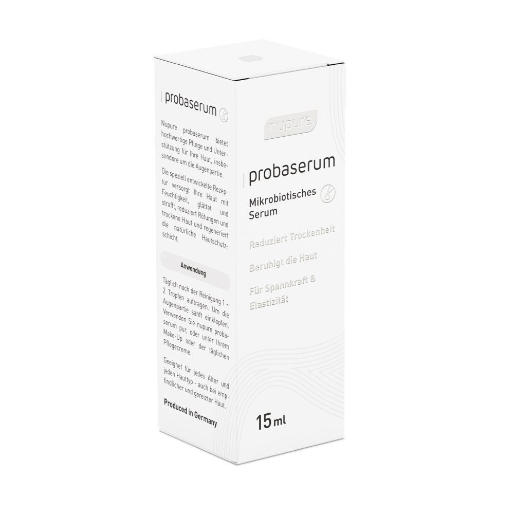 Weiße Verpackung mit Aufschrift: probaserum, mikrobiotisches Serum, 15ml. Text: Reduziert Trockenheit, beruhigt die Haut, für Spannkraft & Elastizität.