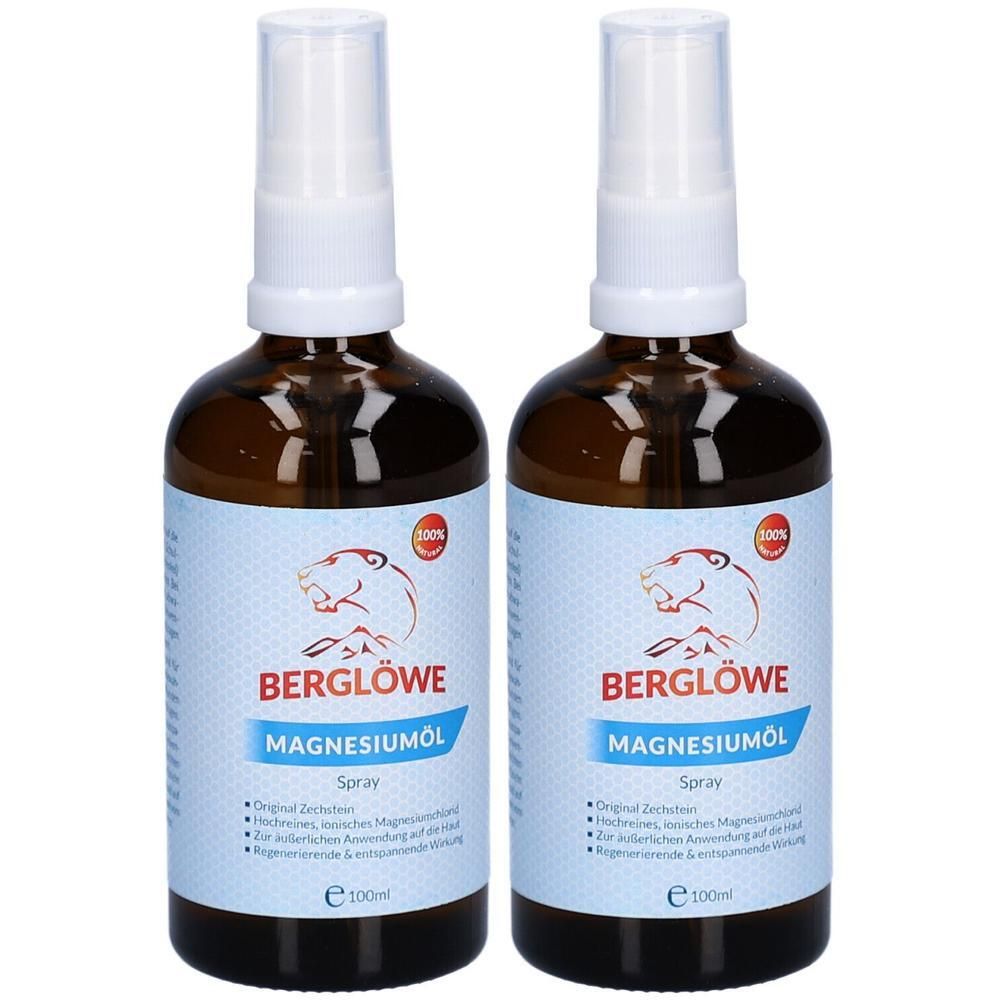 Zwei braune Glasflaschen mit Sprühkopf. Auf dem Etikett steht "BERGLÖWE Magnesiumöl Spray". Ein rotes Siegel mit "100%".