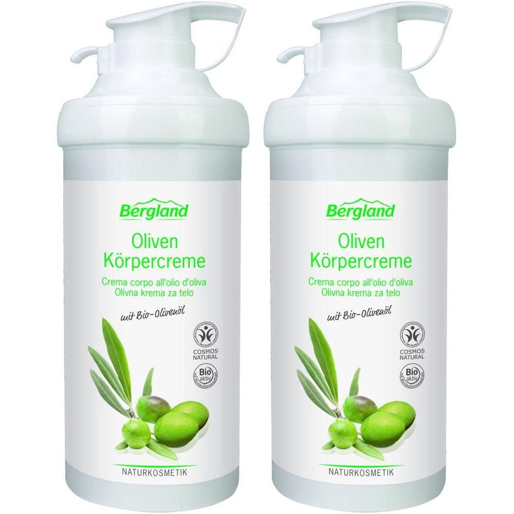 Zwei weiße Spenderflaschen mit grünem Etikett. Aufschrift: Oliven Körpercreme. Abbildung von Oliven und Blättern. Bio-Siegel.