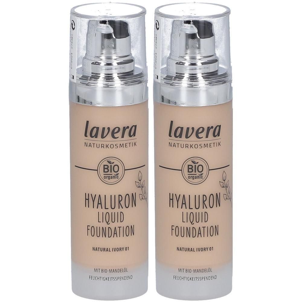 Zwei Flaschen lavera Hyaluron Liquid Foundation Natural Ivory 01. Aufschrift: BIO organic. Mit Bio-Mandelöl. Feuchtigkeitspendend.