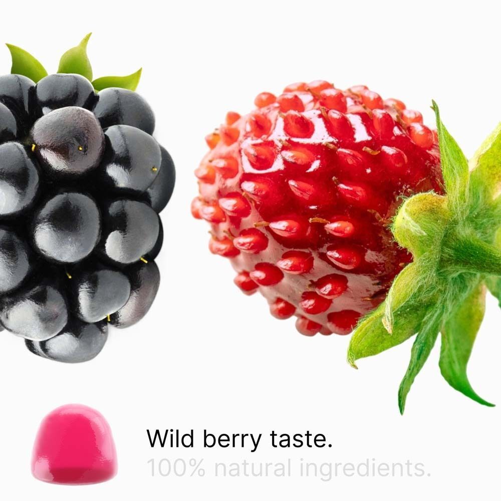 Brombeere, Erdbeere und rotes Gummibärchen. Aufschrift: Wild Berry Taste. 100% natürliche Inhaltsstoffe.