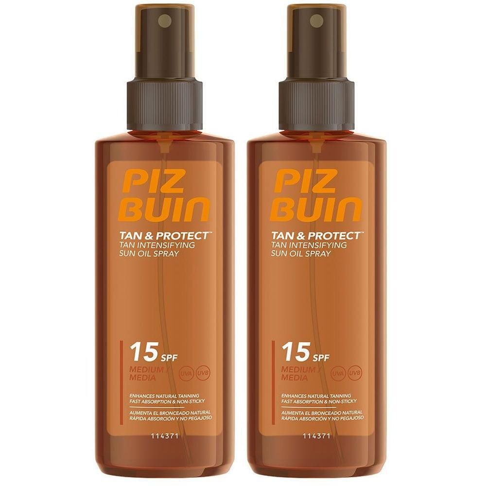 Zwei Sprühflaschen PIZ BUIN® TAN & PROTECT Oil Spray LSF 15. Braune Flaschen mit braunem Sprühkopf. Text: TAN & PROTECT, 15 SPF.