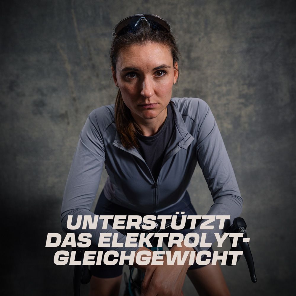 Radfahrerin auf Fahrrad. Text: Unterstützt das Elektrolytgleichgewicht.