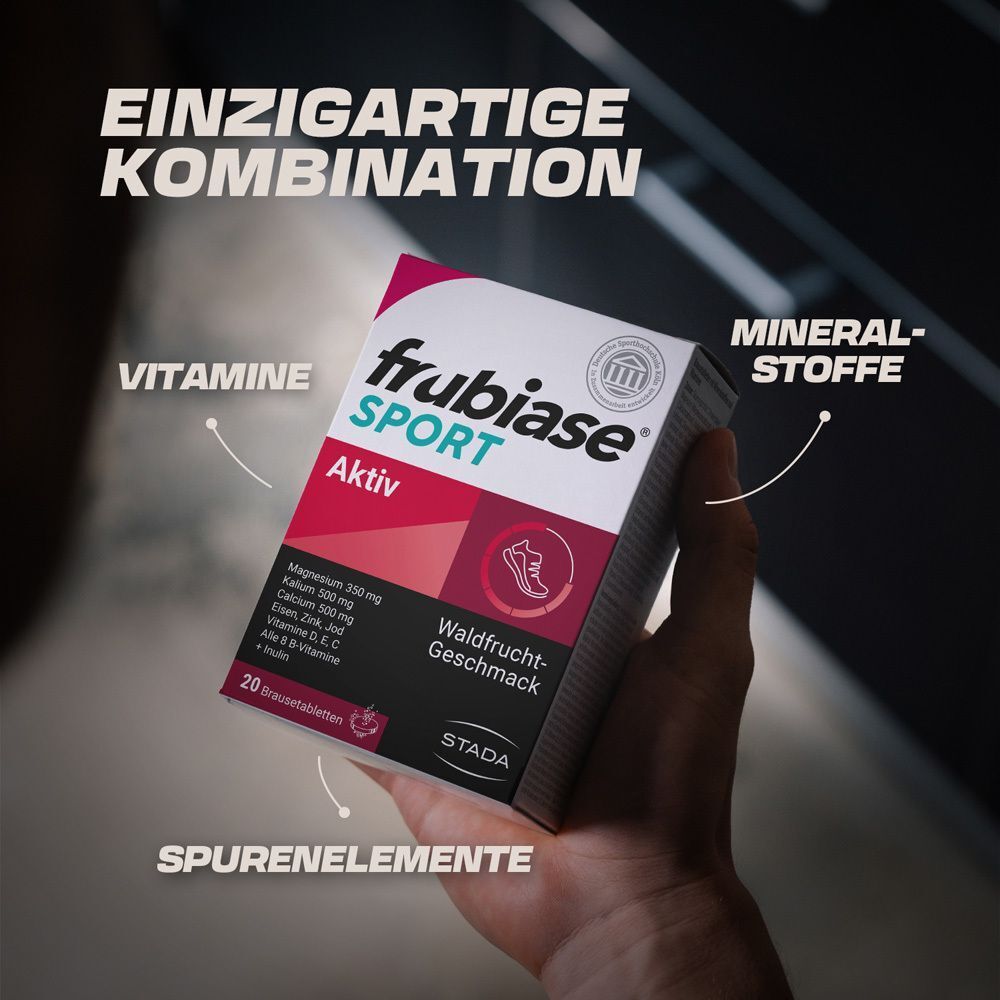 Hand hält frubiase® SPORT-Packung. Aufschrift: Aktiv, Waldfrüchte-Geschmack. Vitamine, Mineralstoffe, Spurenelemente.