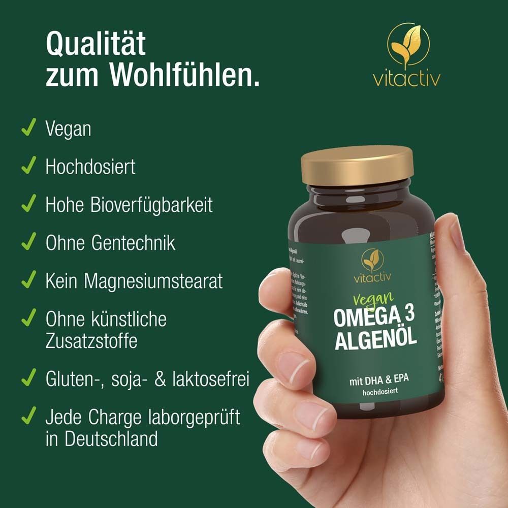 Hand hält eine Flasche vitactiv Omega 3 Algenöl. Grüne Flasche mit weißer Schrift. Text: Vegan, hochdosiert, ohne Gentechnik.