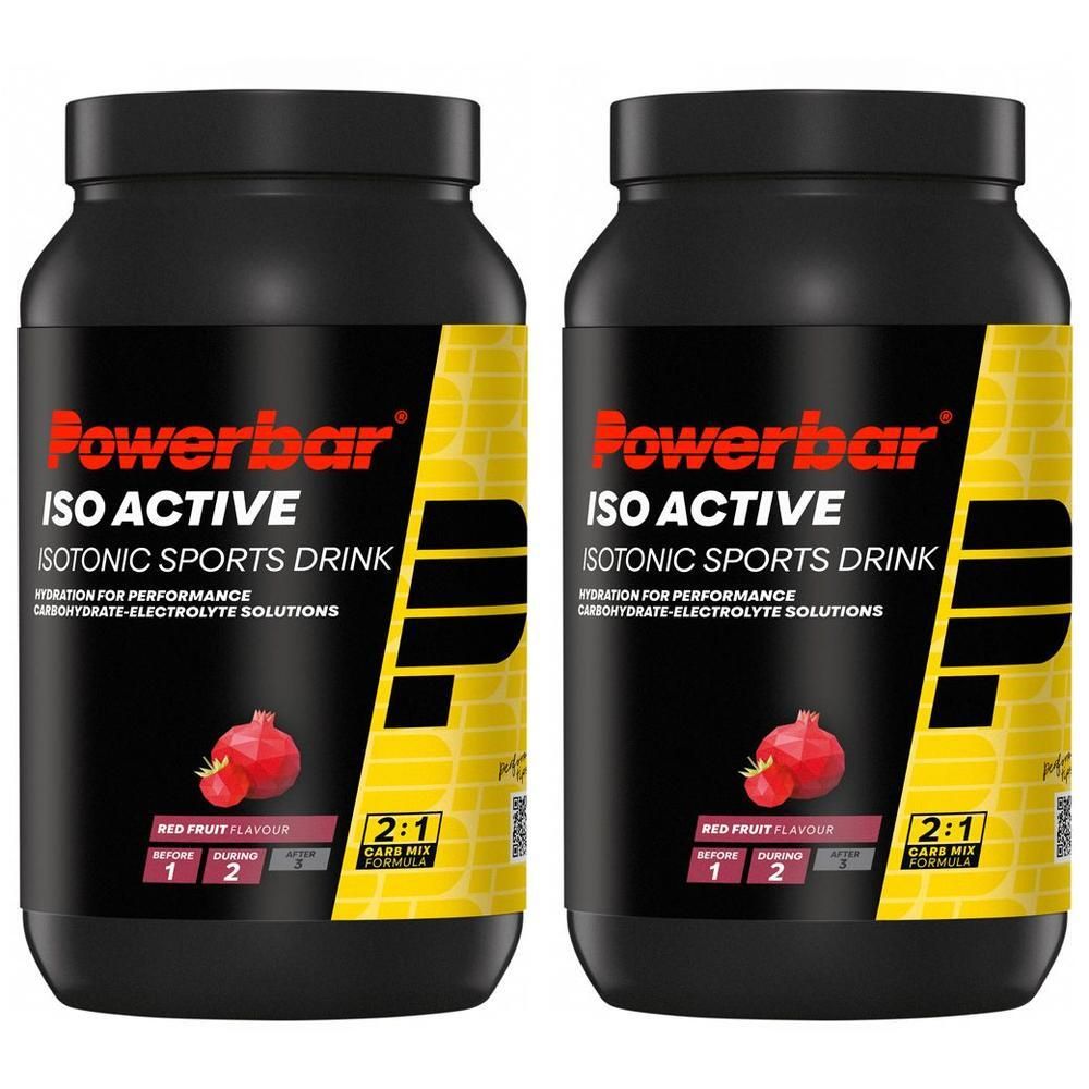 Zwei schwarze Dosen mit rotem Etikett. Aufschrift: Powerbar Iso Active. Isotonisches Sportgetränk. Rote Frucht. 2:1 Carb Mix.