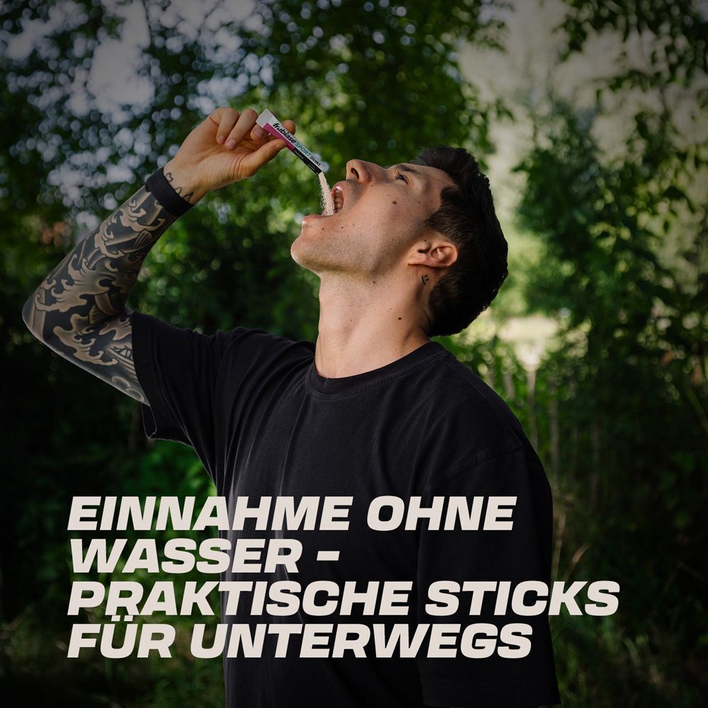 Mann nimmt frubiase® SPORT DIREKT Stick ein. Text: Einnahme ohne Wasser - praktische Sticks für unterwegs.