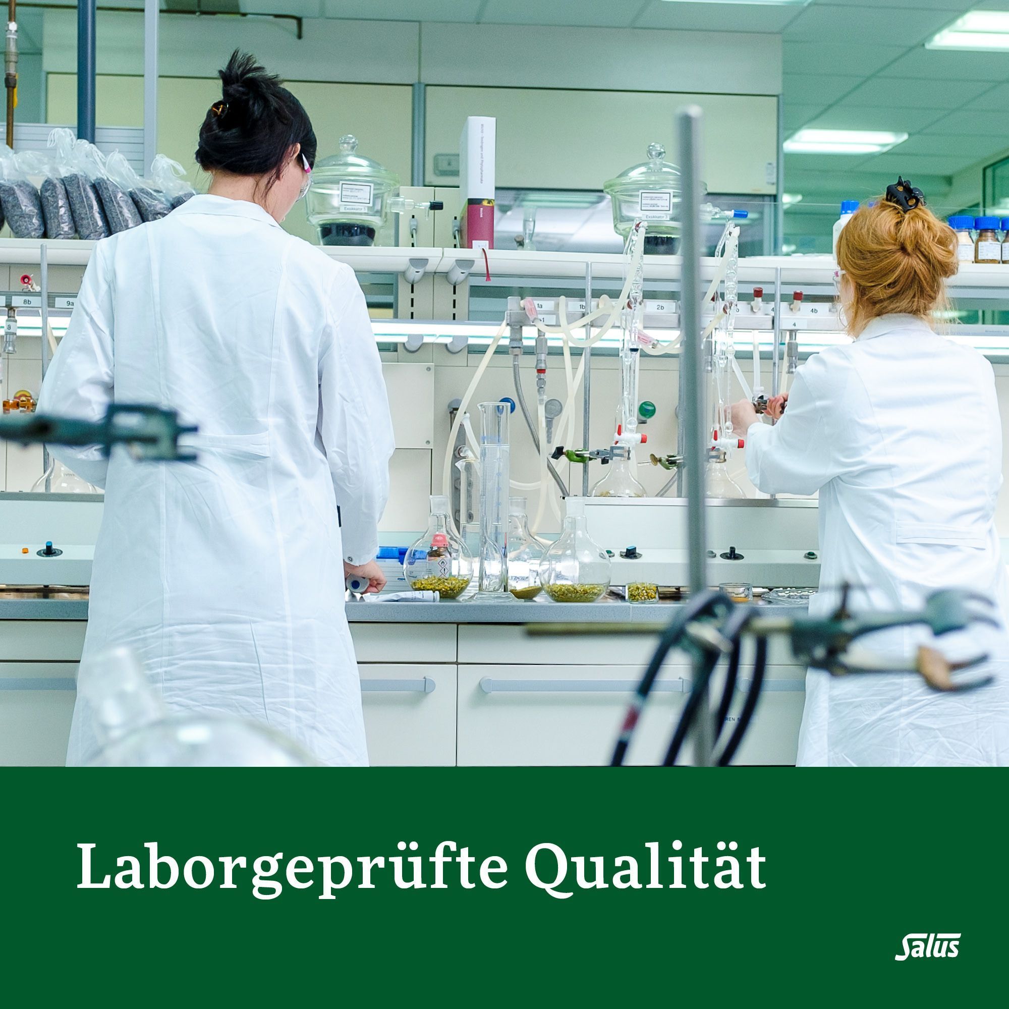Zwei Wissenschaftlerinnen in einem Labor. Laborgeprüfte Qualität.
