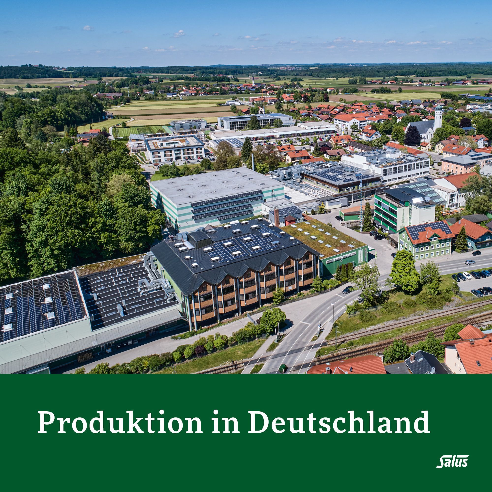 Luftaufnahme einer Produktionsstätte in Deutschland mit Solaranlagen.