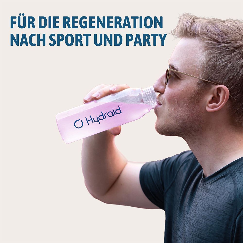 Mann trinkt aus einer transparenten Flasche mit rosa Flüssigkeit. Auf der Flasche ist das Hydraid Logo zu sehen.